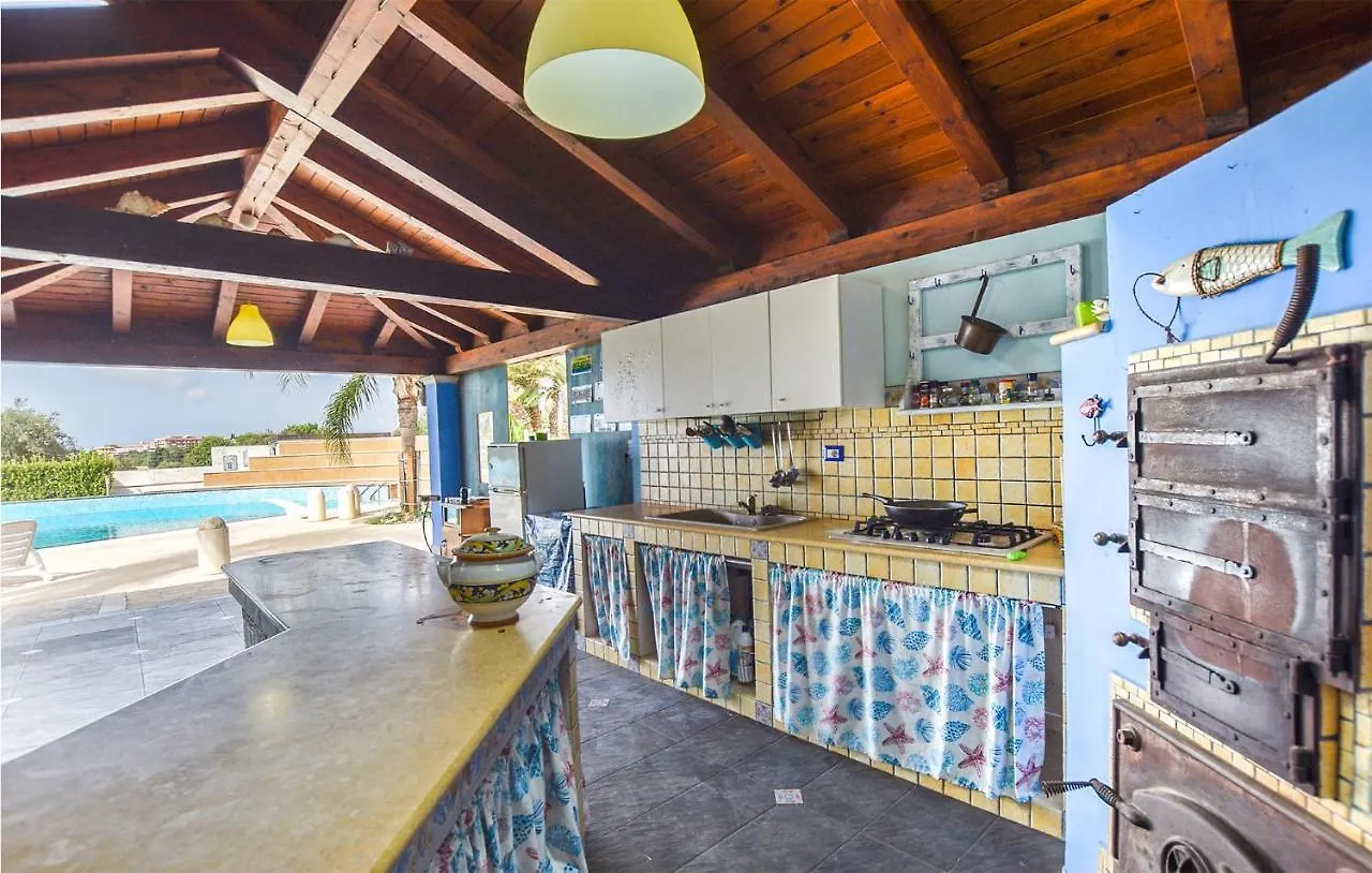 Cozy Home In Pozzallo Rg With House Sea View איטליה